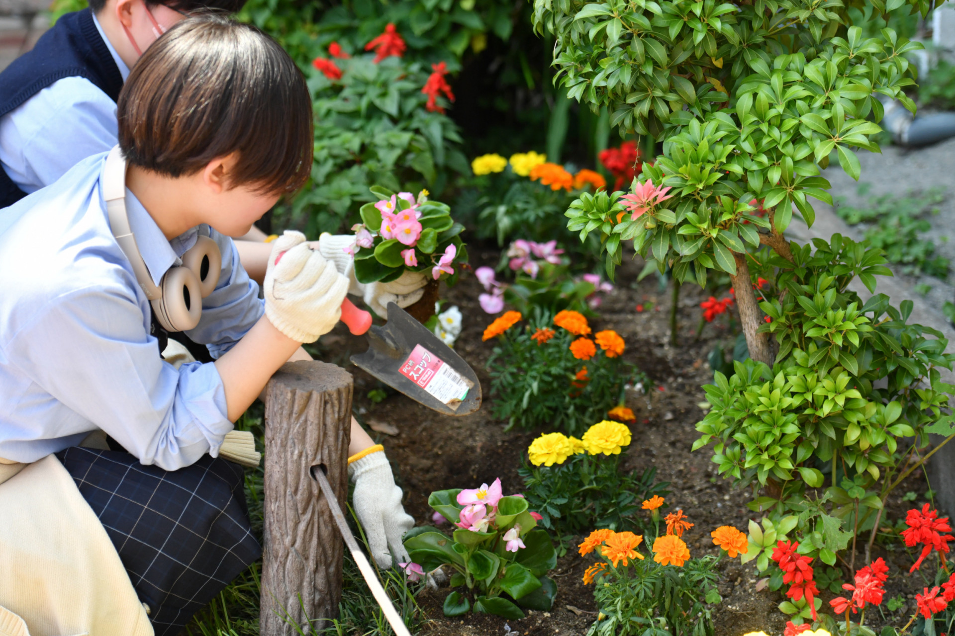 0524 駅前花植え活動_14.JPG